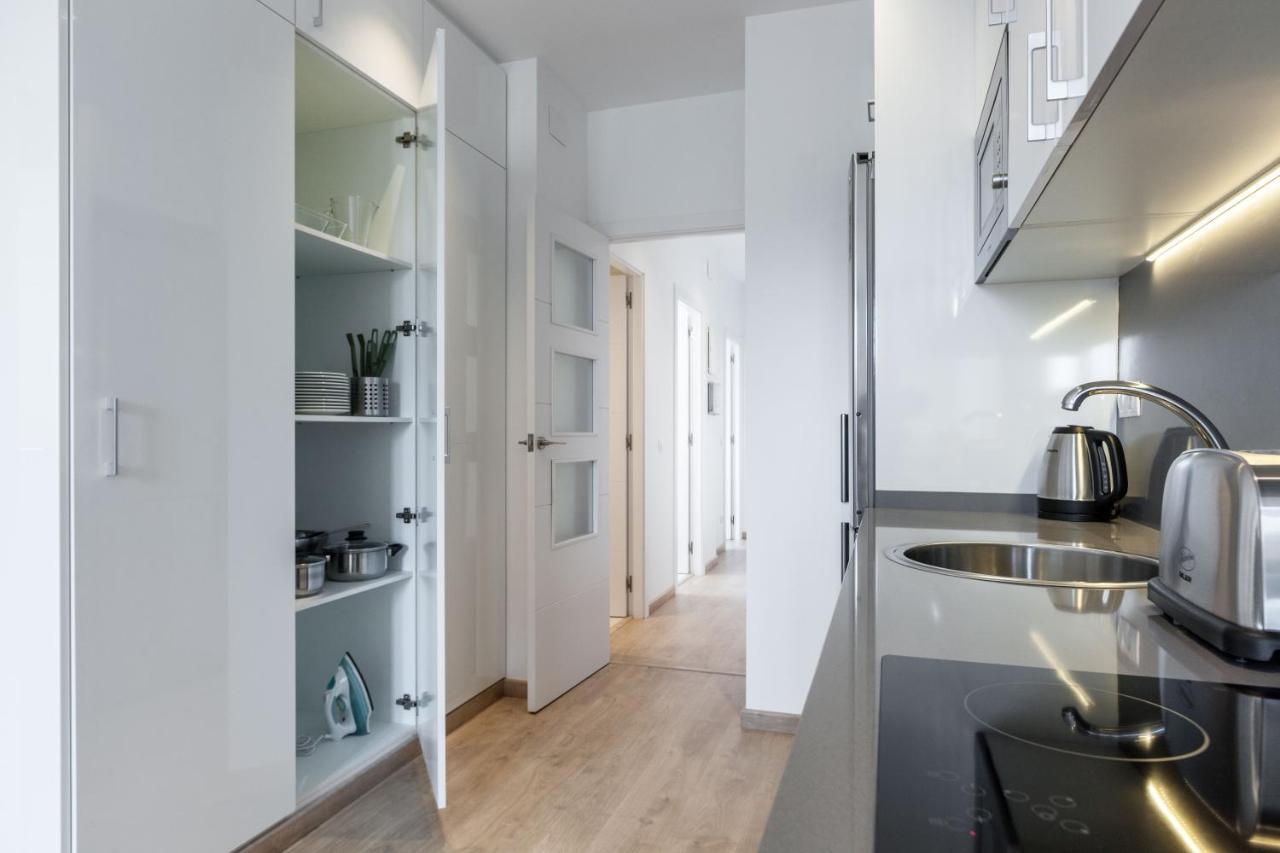 Bright Apartment With Balconies 34 バルセロナ エクステリア 写真