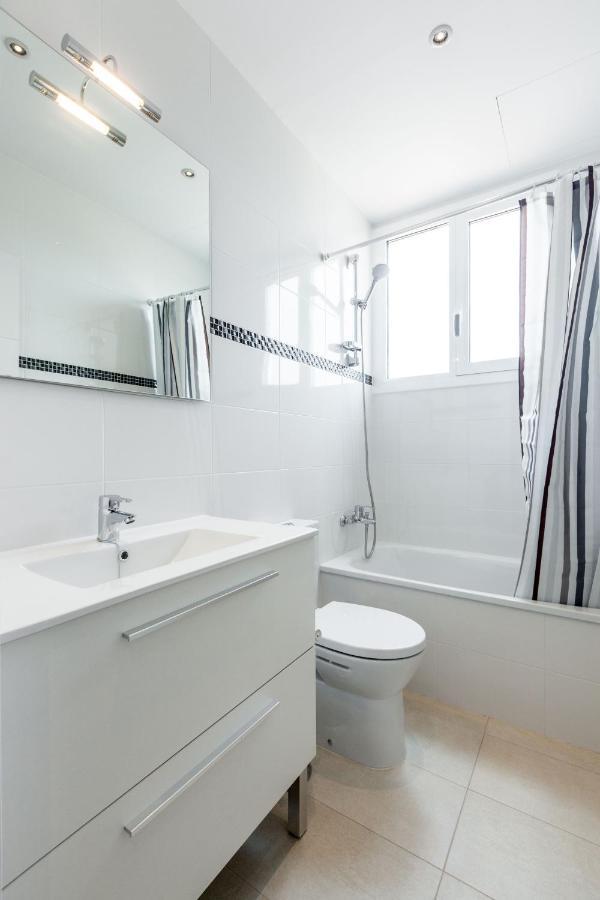 Bright Apartment With Balconies 34 バルセロナ エクステリア 写真