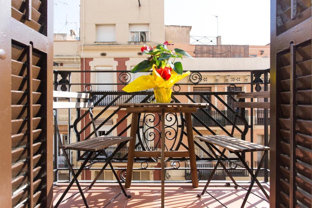 Bright Apartment With Balconies 34 バルセロナ エクステリア 写真
